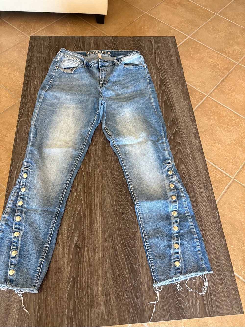 Cropped Button-Accent Denim Jeans in Blue